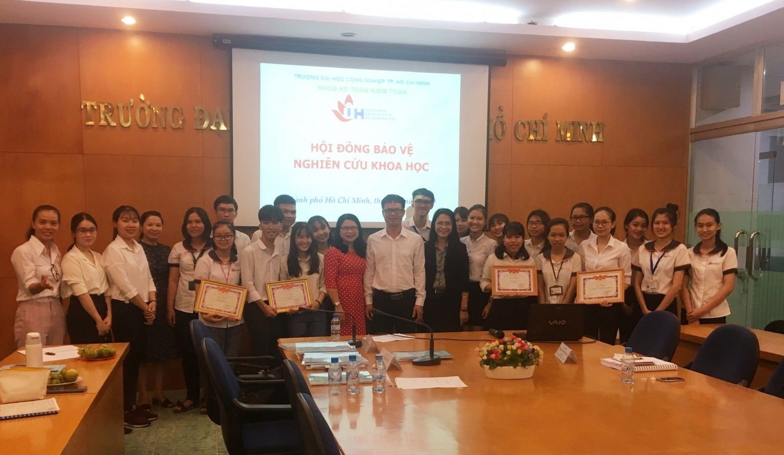 Hình 4 - Các thí sinh tham gia và đoạt giải Cuộc thi “Sinh viên nghiên cứu khoa học 2019 lĩnh vực Kế toán- Kiểm toán”